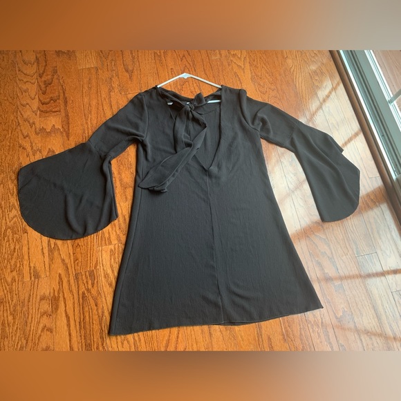 Boohoo Tie Back Flare Sleeve Swing Dress - Picture 2 of 3